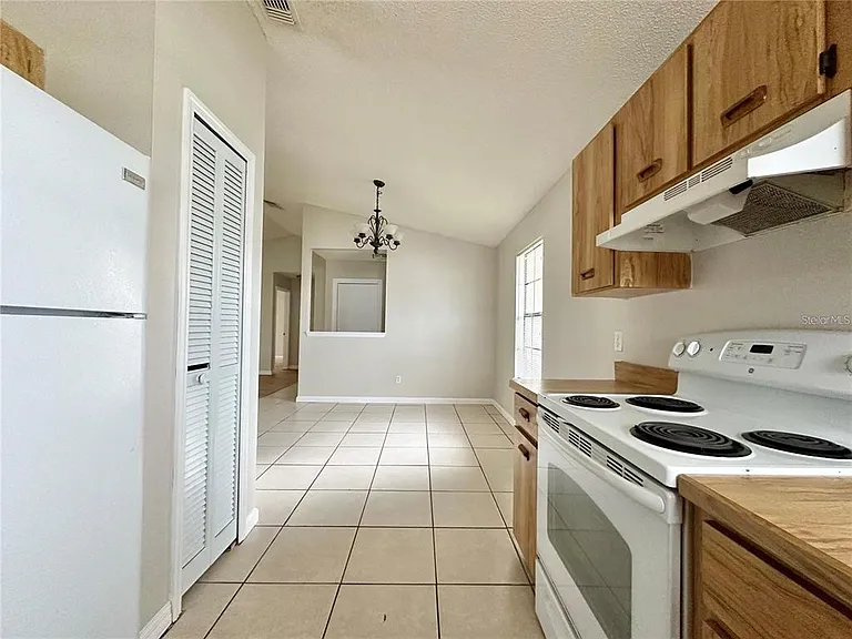 896 Mentmore Cir — Photo 7