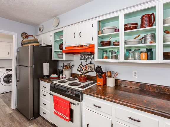 5th image of 8425 N Meadow Lake Dr