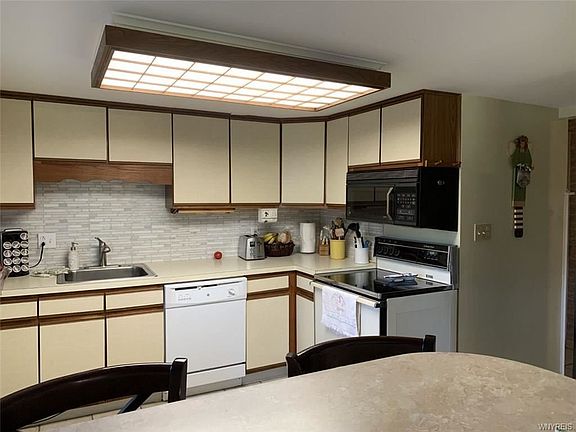4th image of 30 Carriage Dr APT 1