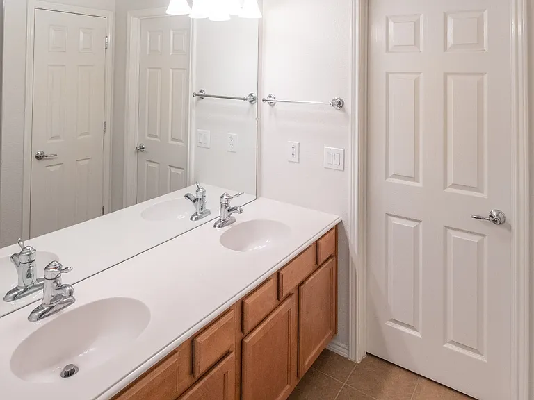 2215 Canterbury Park Dr — Photo 14