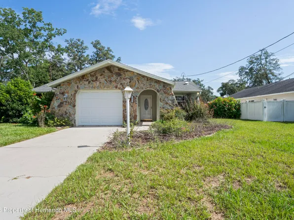 9015 Pemberton St, Spring Hill, FL 34608