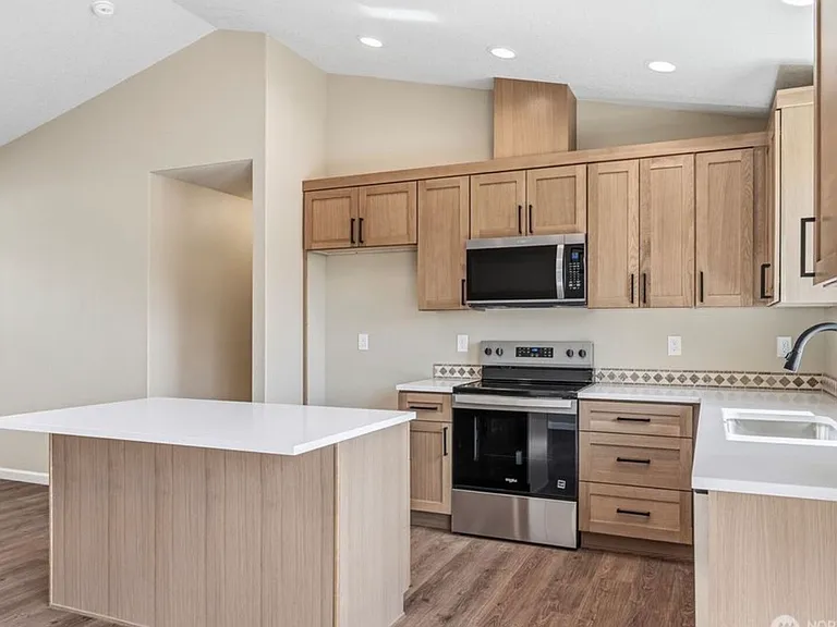 204 Douglas St — Photo 3