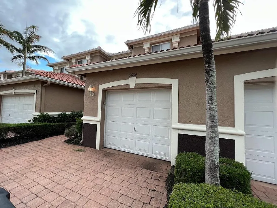 9634 Roundstone Cir