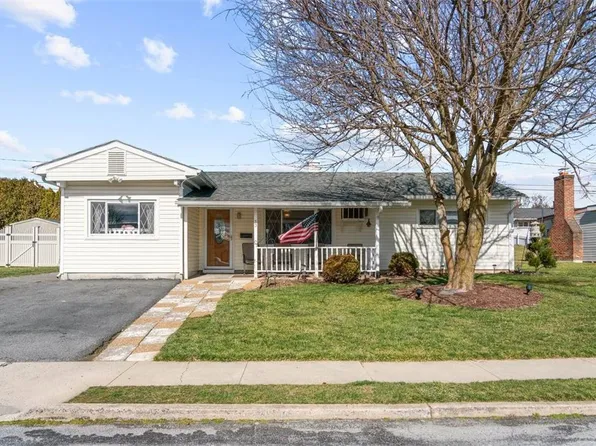 55 Magna Dr, Coplay, PA 18037