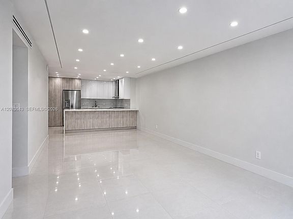 5th image of 19390 Collins Ave APT 908