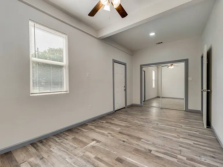 2210 Manor St — Photo 8