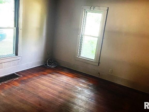 3rd image of 109 Walnut St