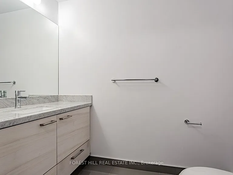 2221 Yonge St #5702 — Photo 11