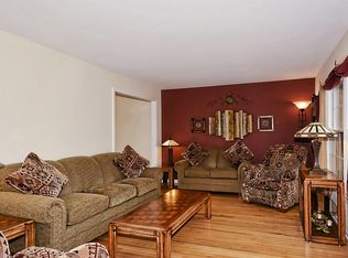 900 Oakdale Ave, Wauconda, IL 60084