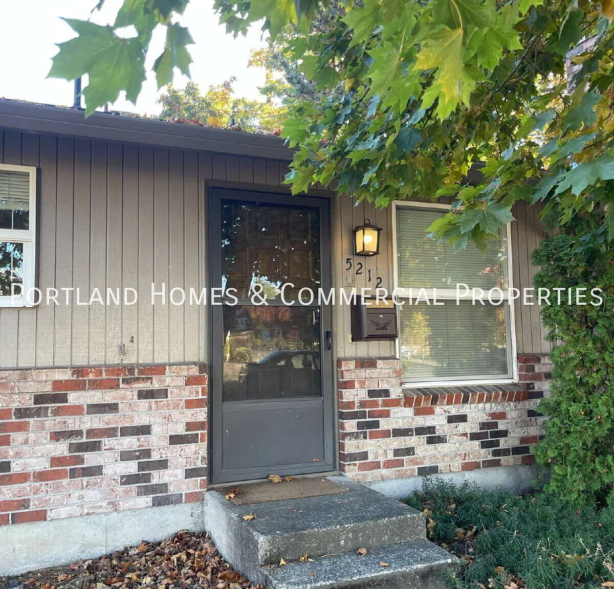 Charming Ranch Style Home located across the street from Frazer Park — Photo 2