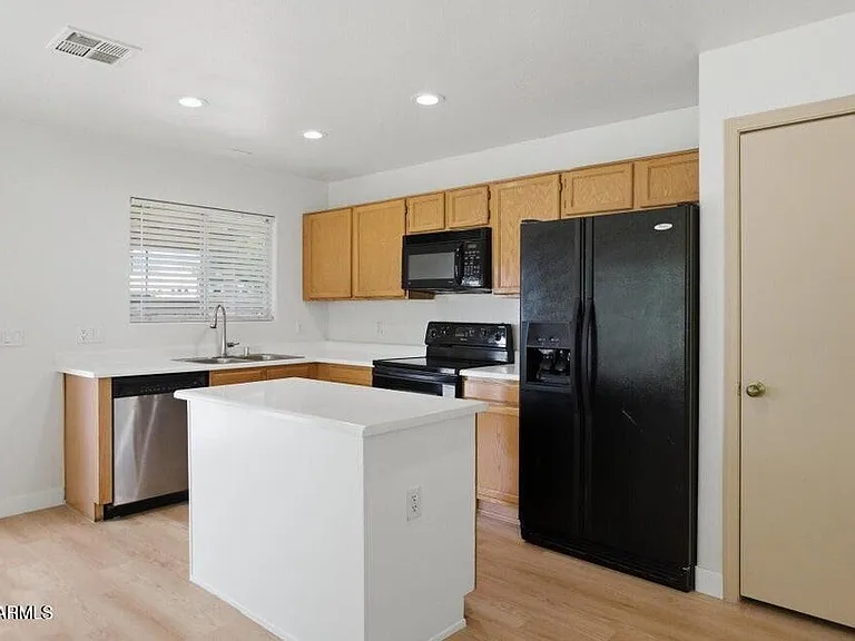 2901 W Irma Ln — Photo 16