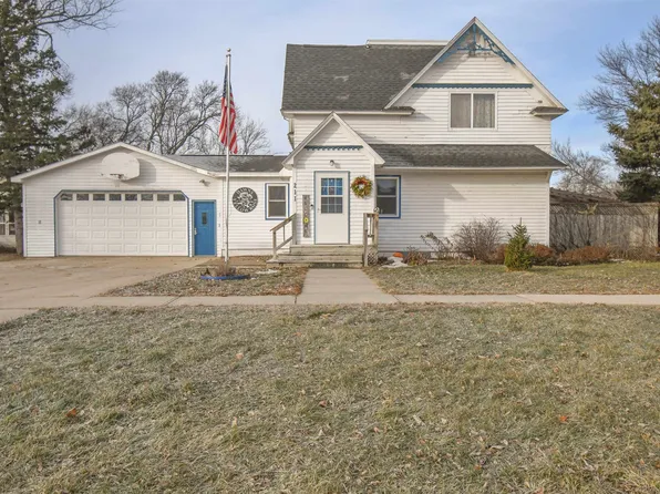 211 4th Ave, Canistota, SD 57012