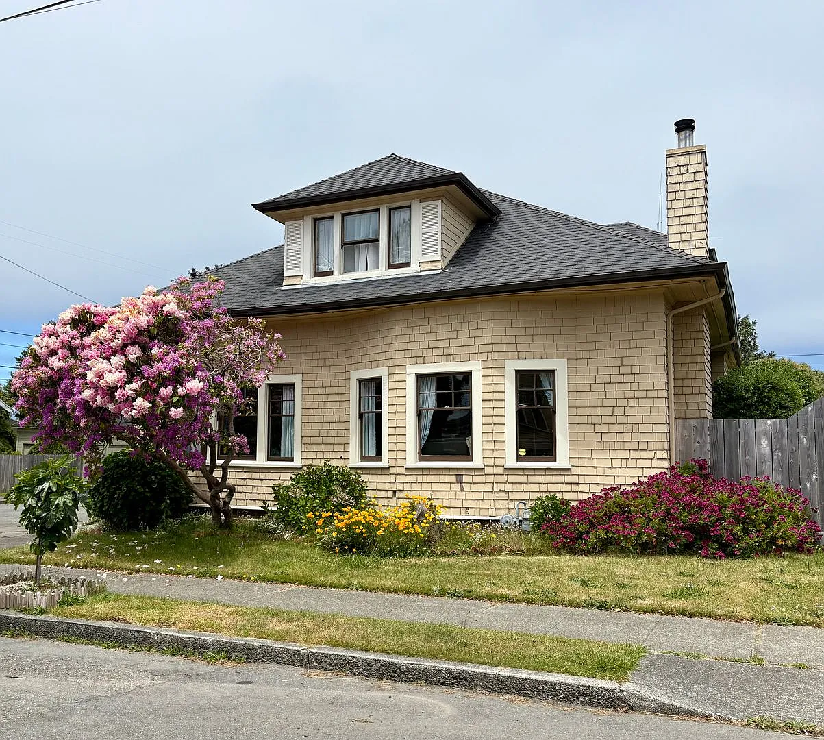 Elegant & Modern Upstairs Craftsman Unit — Photo 1