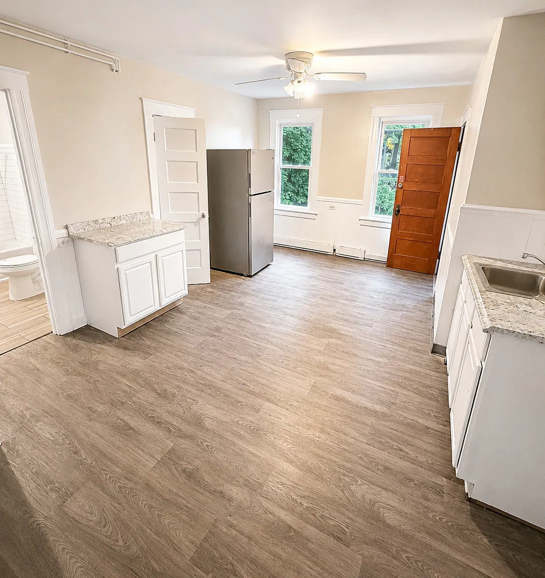 2 bed, 1.0 bath, 3239 sqft, $1,450 — Photo 2