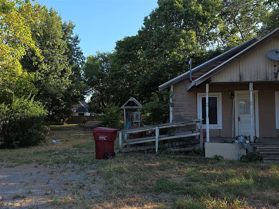 2nd image of 208 E Austin St