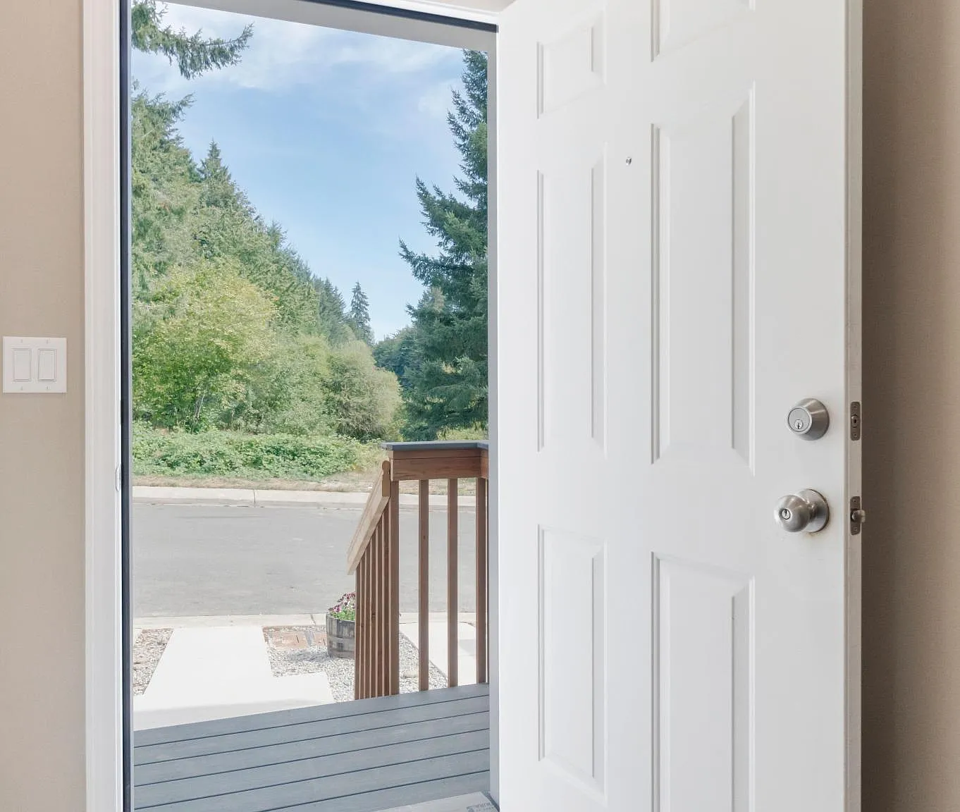 660 Hansen St SE — Photo 3
