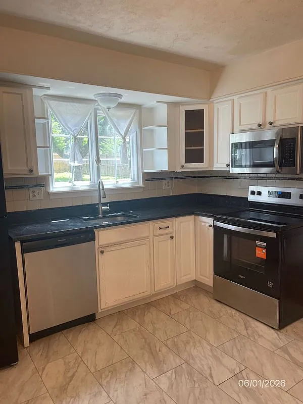 4 bed, 3.5 bath, 2232 sqft, $3,700 — Photo 3