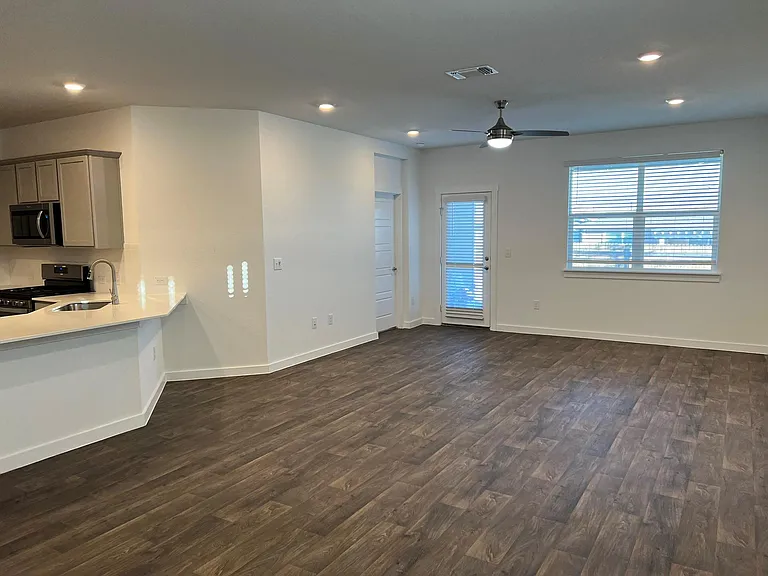 14213 Cantarra Dr — Photo 6