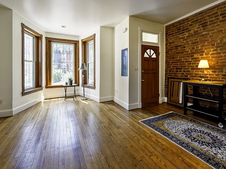 145 Thomas St NW — Photo 2