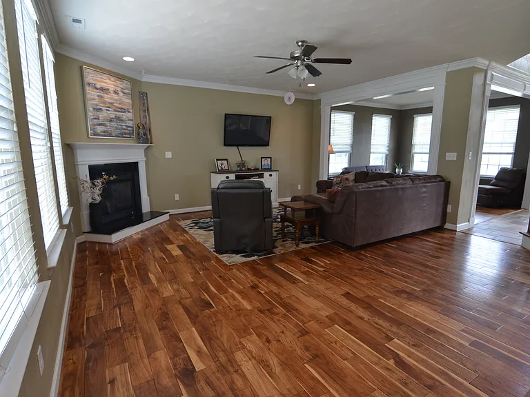 717 Tyler Way — Photo 5