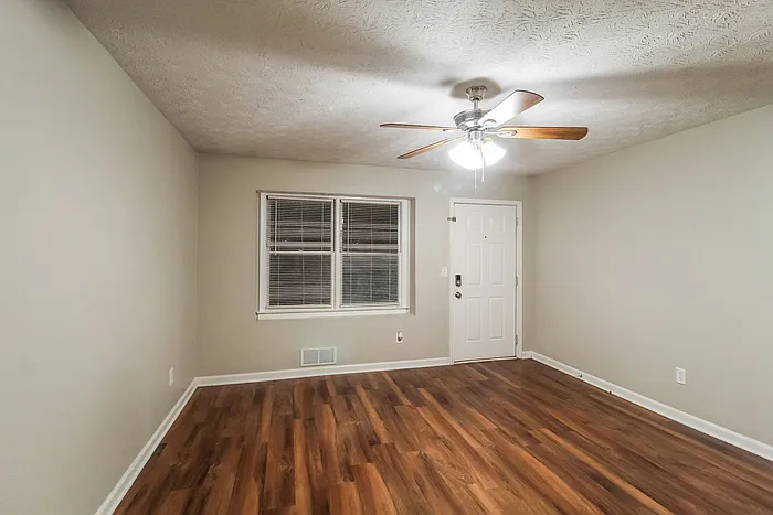 3 bed, 2.0 bath, 1260 sqft, $1,945 — Photo 3