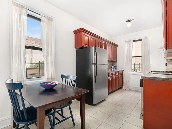 5th image of 135 Hawthorne St APT 1E