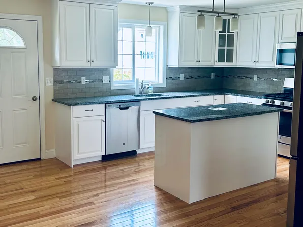 380 King St APT 2, Bristol, CT 06010