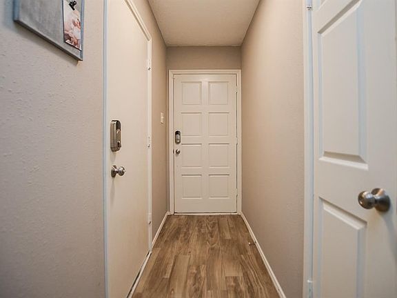 5th image of 919 Holly Hall Dr