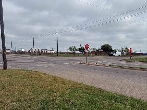 4th image of 3401 S Sam Houston Rd