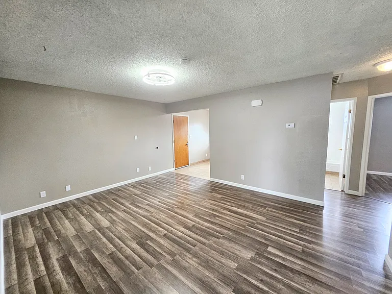 253 N Walnut Ave — Photo 4