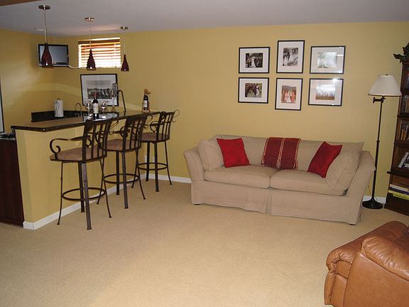 Wet Bar & Reading Room