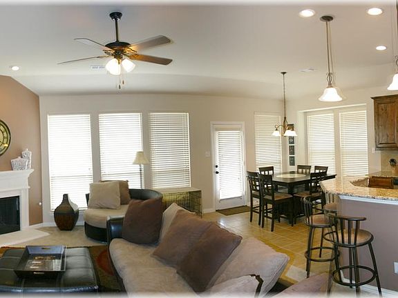 3rd image of 916 Lake Hollow Dr