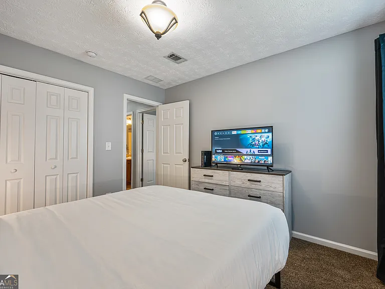 18 Larkspur Ln — Photo 11