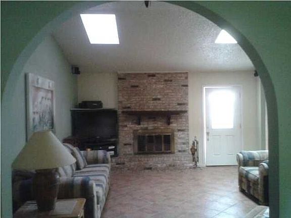 4th image of 305 Willow Ct