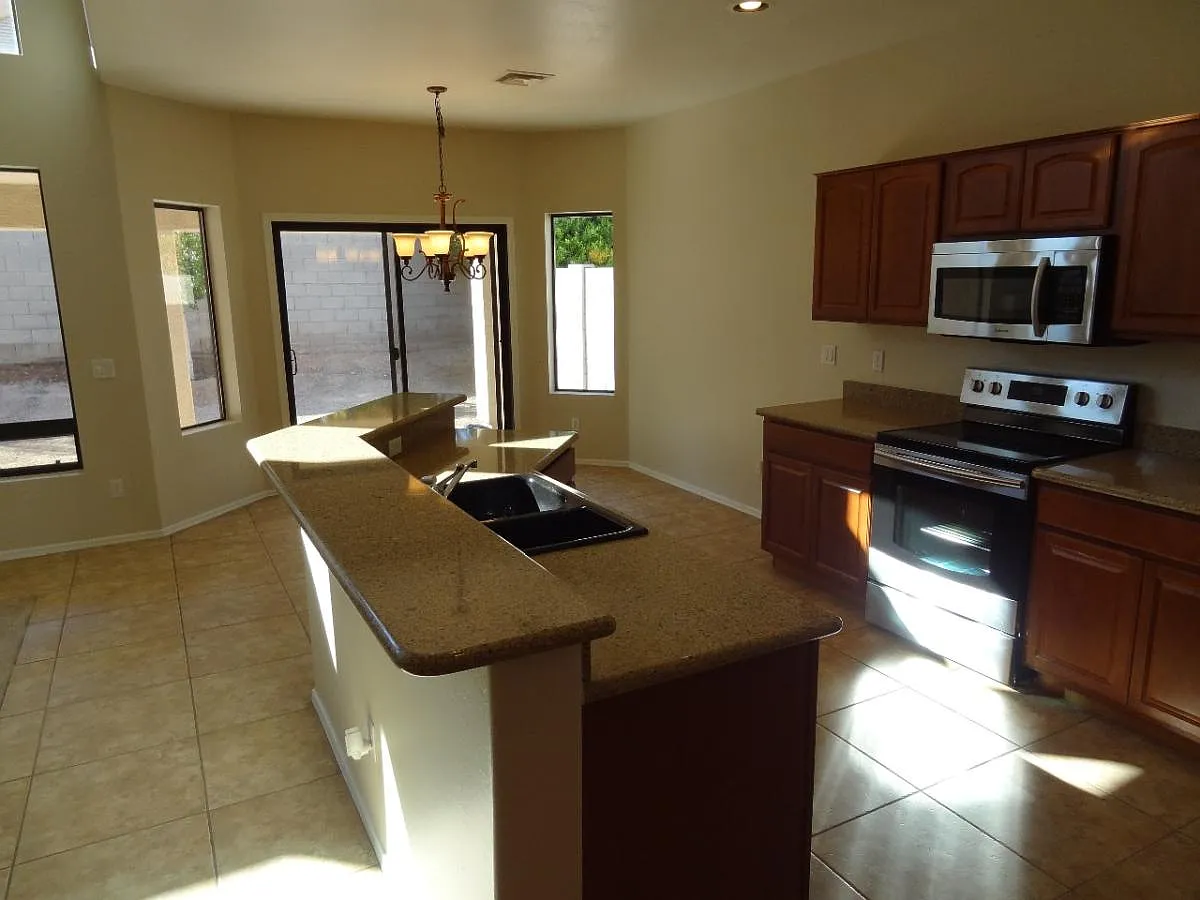 3 bed, 2023 sqft, $2,350 — Photo 4