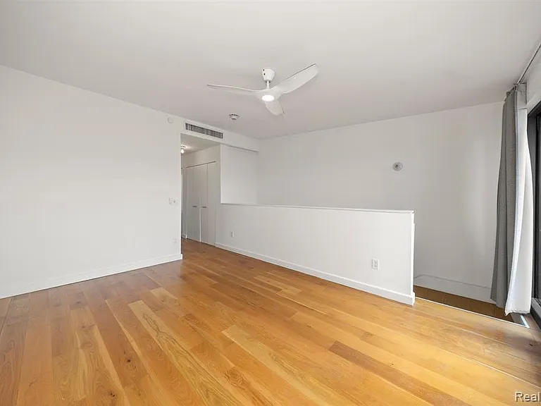 644 Selden St #302 — Photo 15
