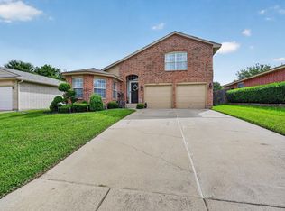 525 Berryhill Dr, Mansfield, TX 76063