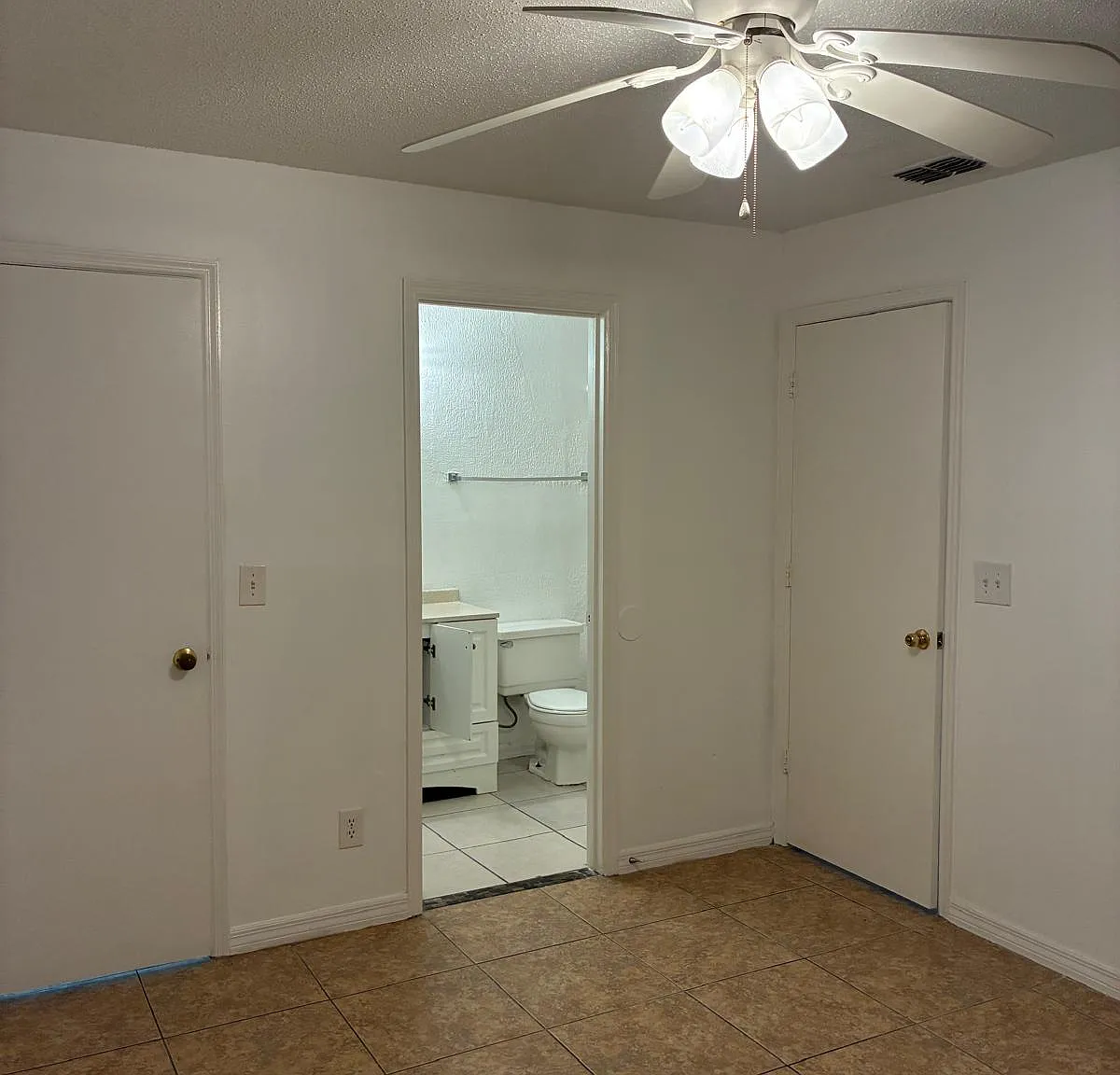 2 bed, 991 sqft, $1,600 — Photo 3