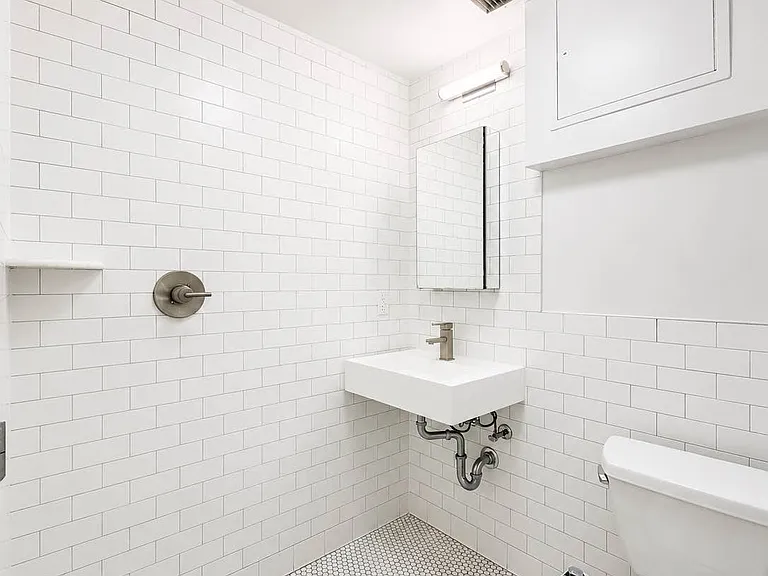 293 Hawthorne St #2B — Photo 9
