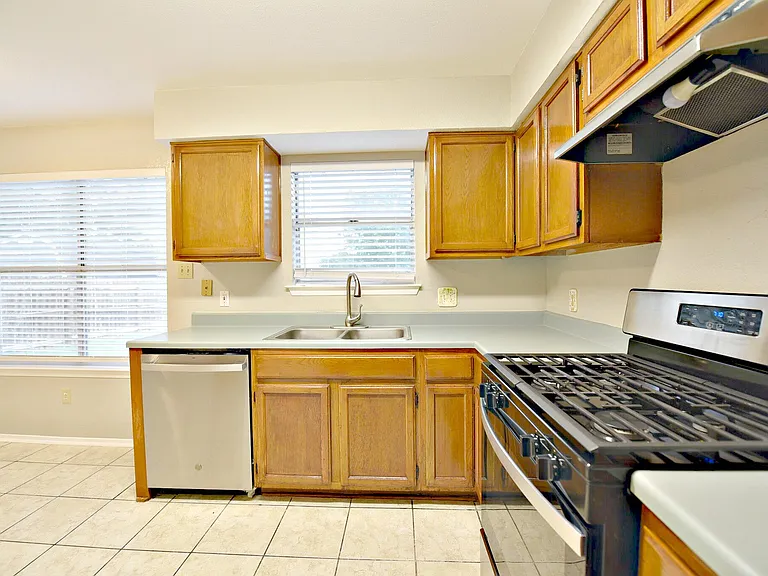12801 Margit Dr — Photo 8