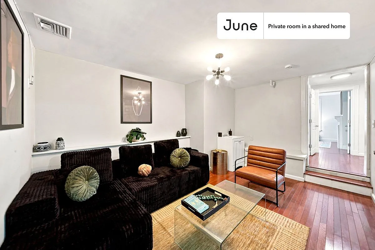 Full bedroom in 7 bed/2 bath home in Allston #834 D — Photo 3