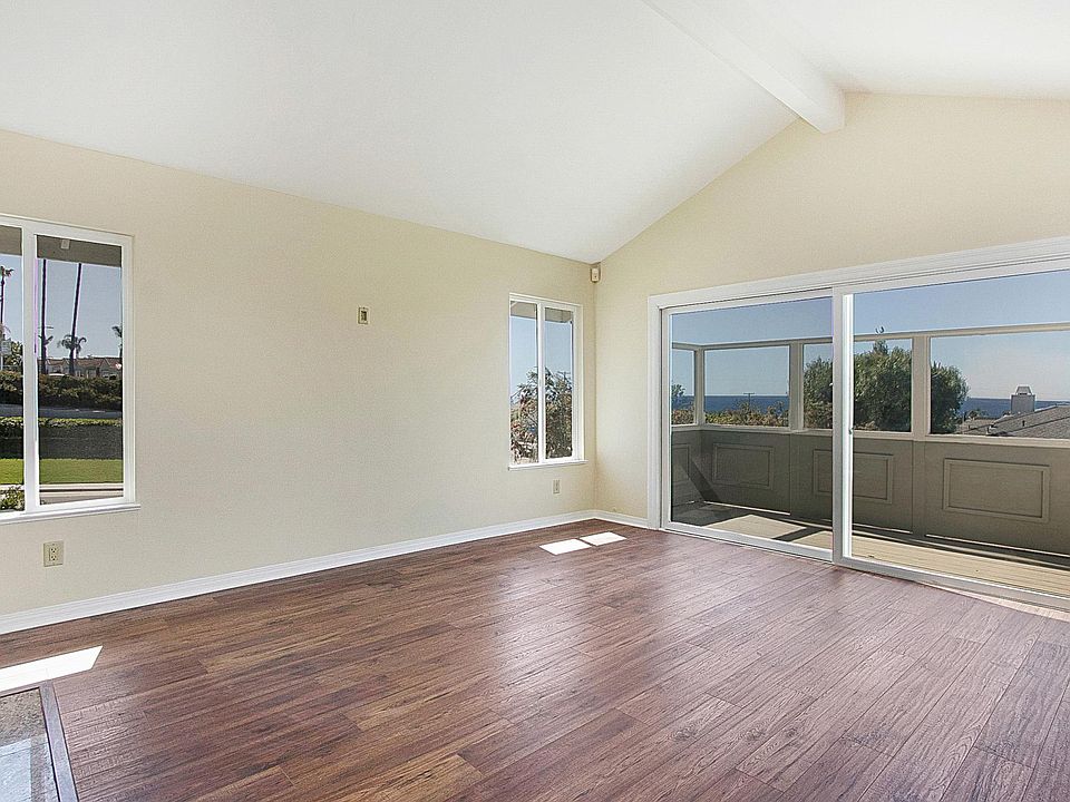 Living room and Balcony - lots of light