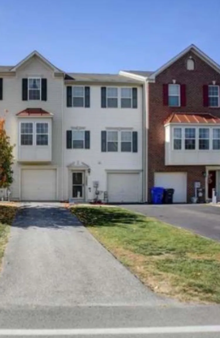 3 bed, 2200 sqft, $2,100 — Photo 1