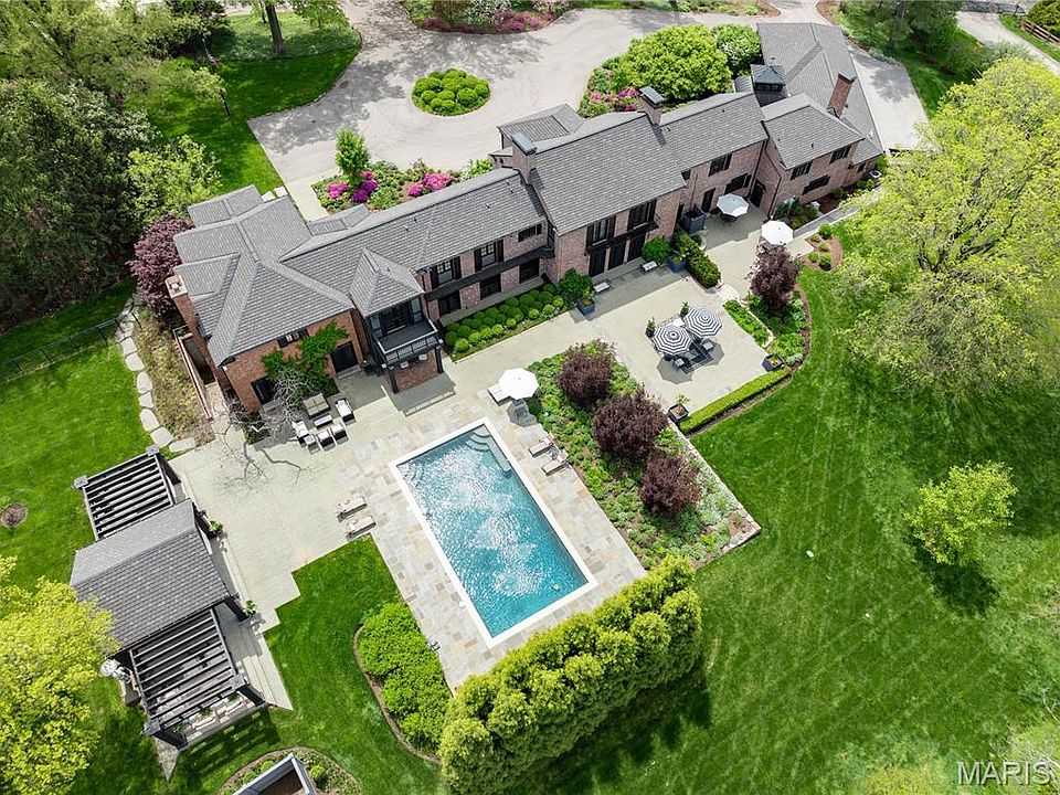 1st image of 1 Squires Ln