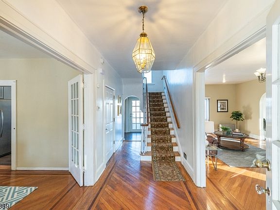 3rd image of 264 Gregory Ave