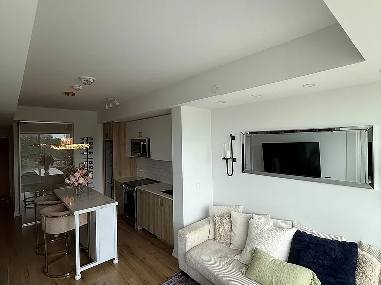 1195 The Queensway #405 — Photo 3