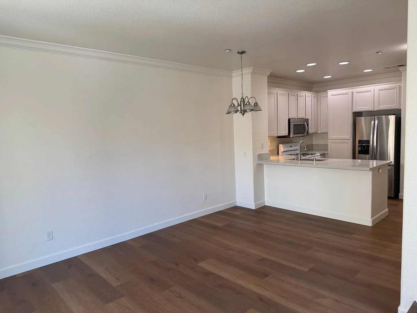 Spacious 3Bedroom Home in Prime San Diego Location — Photo 3