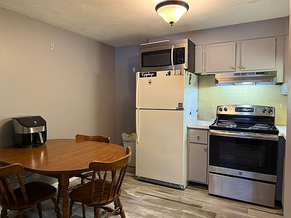 2nd image of 176 Maple Ave APT 3-2