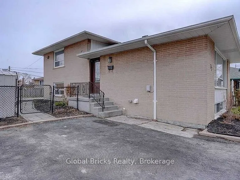 77 Milford Haven Dr E — Photo 2