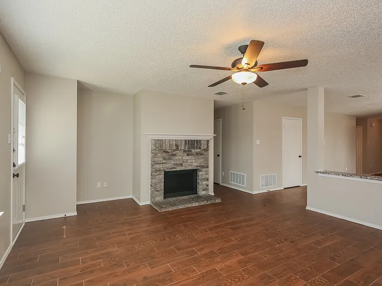 2813 McIntosh Ct — Photo 5